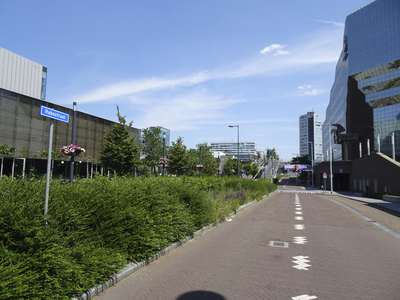 904415 Gezicht op de Rabostraat te Utrecht, met rechts een deel van het hoofdkantoor van Rabobank Nederland (Croeselaan ...